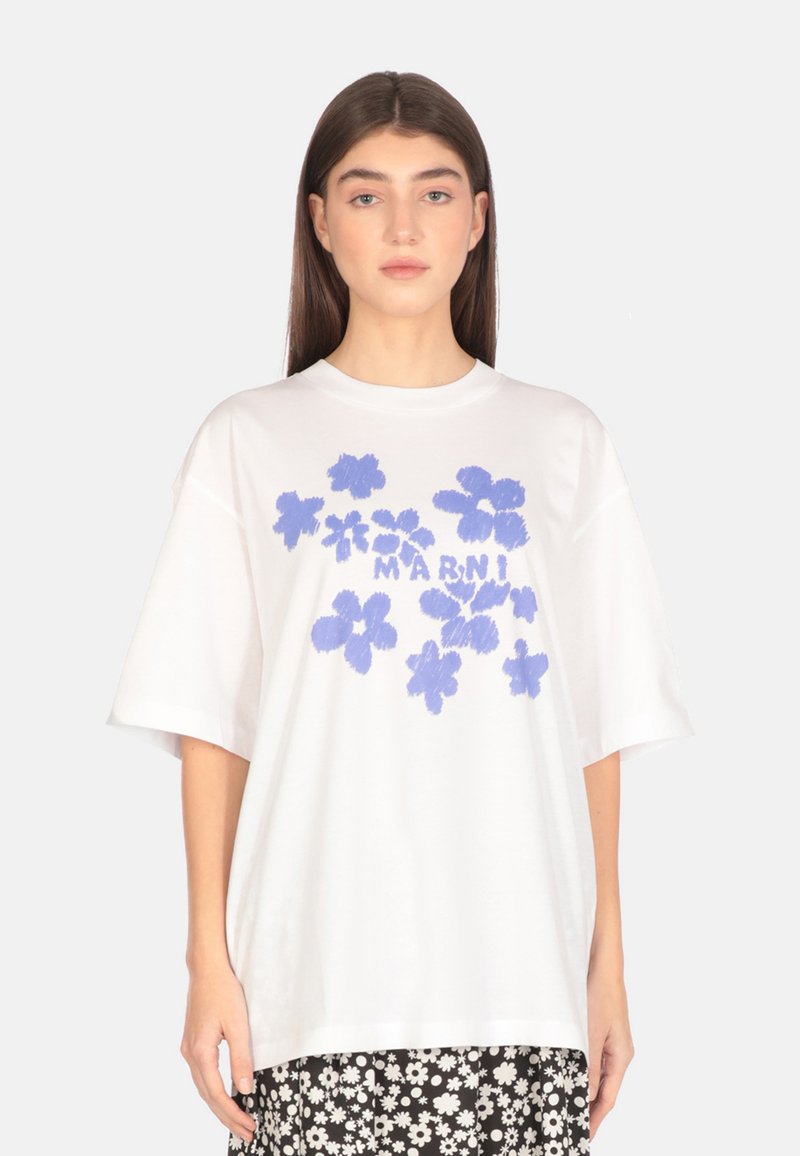 T-shirt bianco oversize in cotone, con una grafica floreale blu e il testo "Marni". Maniche corte e vestibilità rilassata.