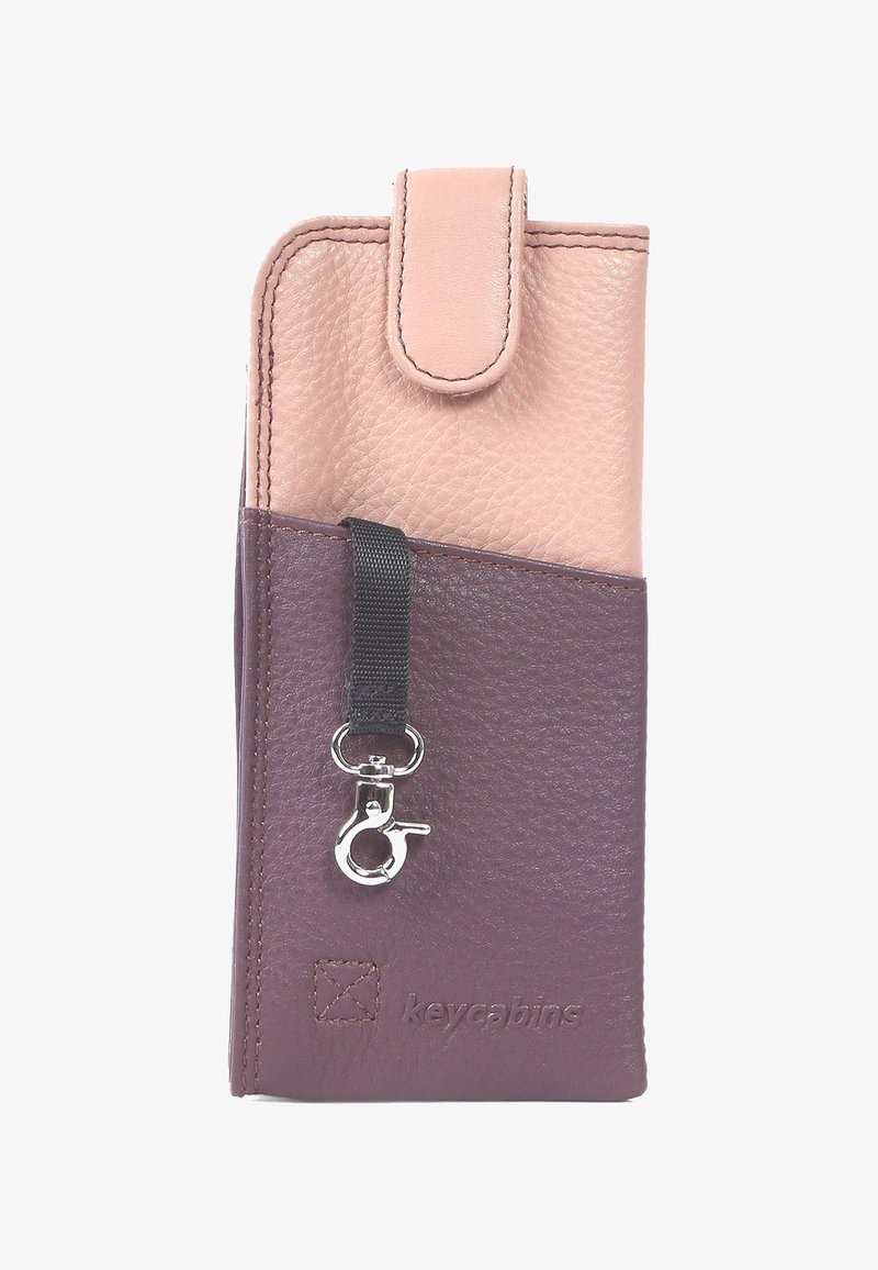 Portefeuille en cuir pour téléphone en rose et violet. Comprend un fermoir à pression, un clip en argent et un logo en relief. Texture lisse avec une poche divisée.