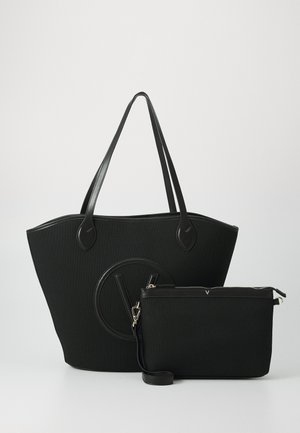 Borsa a spalla nera con finitura texture, dotata di manici doppi e logo ovale. Include una pochette rettangolare abbinata con zip e tracolla removibile.
