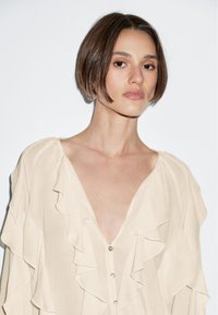 Massimo Dutti FLOWING GARMENT WITH RUFFLES - Camicia - beige