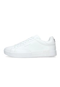 Sneakers bianchi in pelle liscia con punta arrotondata, design con lacci e logo in rilievo discreto sul lato. Suola piatta con accenti minimi.
