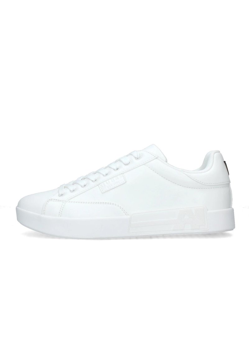 Sneakers bianchi in pelle liscia con punta arrotondata, design con lacci e logo in rilievo discreto sul lato. Suola piatta con accenti minimi.