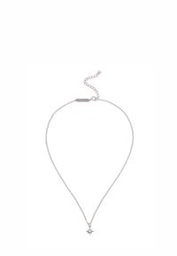 Silverhalsband med en fin kedja och en stjärnformad hänge i mitten, med en matt yta och subtil glans. Justeras med en kedjespänne.
