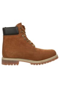 Bottine en daim marron avec col matelassé noir, semelle beige, semelle résistante et lacets jaune-brun enfilés dans des œillets métalliques.