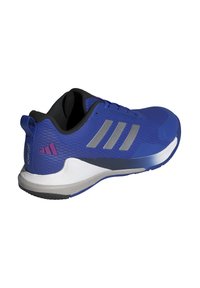 Blauw sportief schoen met een textuur bovenkant, zilveren accenten en een witte middenzool. Heeft een zwarte binnenkant en een hiel lus voor gemakkelijk aan- en uittrekken.