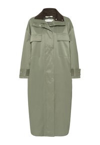 Lang olivengrøn regnjakke med lommer med trykknapper, mørkebrun krave, lange ærmer og frontlukning med trykknapper.