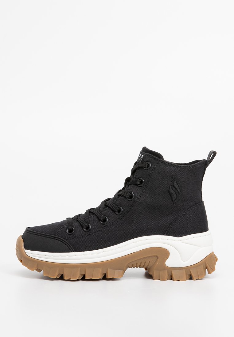 Schwarzer High-Top-Sneaker mit dicker weißer und brauner Chunky-Sohle, Schnürverschluss vorne und Stoffziehschlaufe hinten.