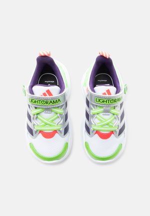 Børns hvide sneakers med grønne, lilla og røde detaljer, med "LIGHTORAMA" rem og neongrønne snørebånd, vist oppefra.