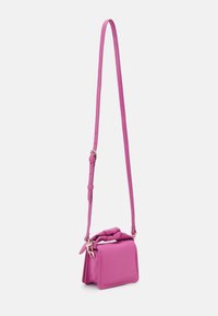 Piccola borsa a tracolla in pelle rosa con tracolla regolabile e dettaglio annodato nella parte superiore, su uno sfondo bianco semplice.