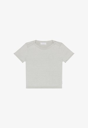 Jasnoszary krótki sweter z krótkim rękawem i okrągłym dekoltem, z guzikami na ramieniu i fakturowanym wzorem tkaniny.