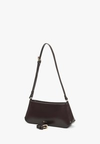 Ciemnobrązowa skórzana torebka o zakrzywionym kształcie, z regulowanym paskiem na ramię i złotymi elementami metalowymi. Charakteryzuje się gładkim, błyszczącym wykończeniem.