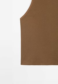 Brązowy ribbed top na ramiączkach z zaokrąglonym dekoltem i szerokimi wycięciami na ramionach, o gładkiej teksturze i starannie wykończonym dole.