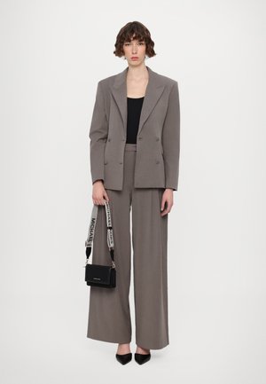 MICHAEL Michael Kors JET SET - Cross body bag - black