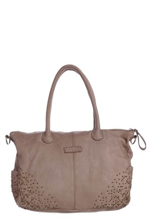 Beige Lederhandtasche mit doppelt griffen, Reißverschluss und dekorativen goldfarbenen Nieten auf einer Seite, mit einer strukturierten Oberfläche.