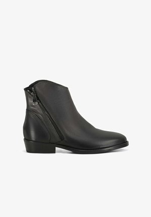 Zwarte leren enkellaars met een rits aan de zijkant en een lage hak, slank ontwerp, gladde textuur en ronde neus.