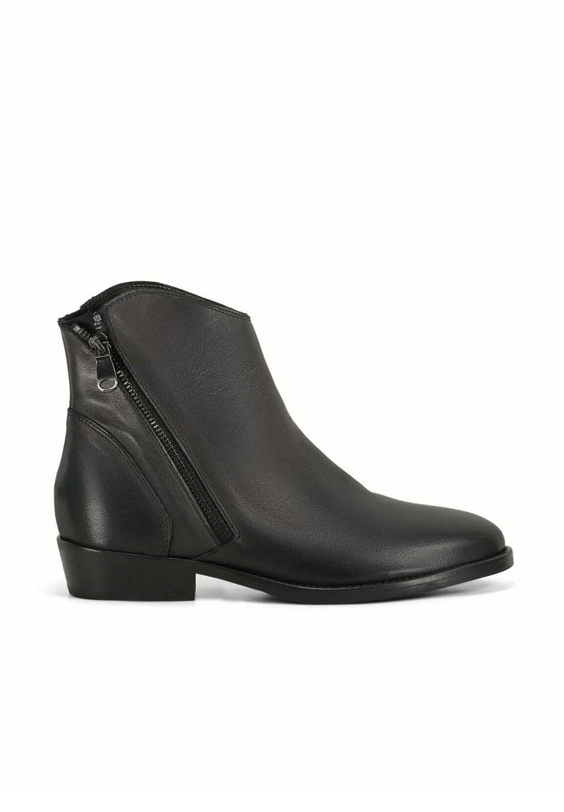 Stivaletto in pelle nera con cerniera laterale e tacco basso, design elegante, texture liscia e punta arrotondata.