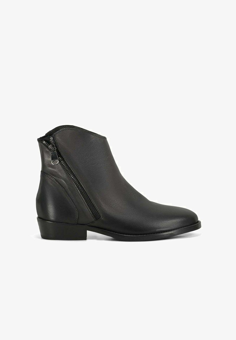 Stivaletto in pelle nera con cerniera laterale e tacco basso, design elegante, texture liscia e punta arrotondata.