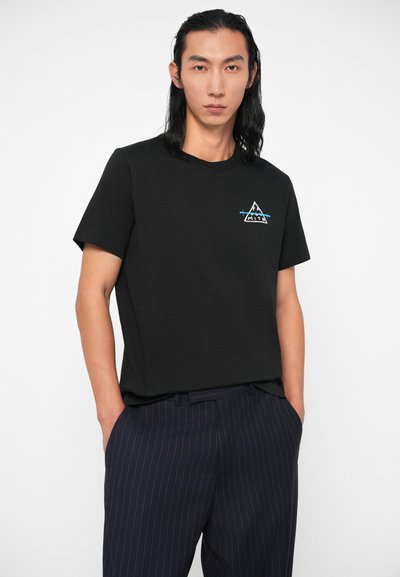 Juodas medvilninis marškinėlis su apvaliu kaklu, trumpomis rankovėmis ir trikampio formos kalno grafika balta ir mėlyna spalvomis ant krūtinės.