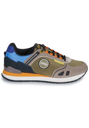 Colmar sneakers med et multimaterialedesign bestående af ruskind, mesh og tekstil. Farverne inkluderer olivengrøn, navy, blå, orange og grå accenter.
