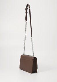 Borsa a spalla in pelle marrone con una forma rettangolare strutturata, caratterizzata da una tracolla in catena argentata e una finitura liscia.