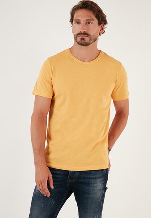 SLIM FIT - Paprasti marškinėliai - mustard color