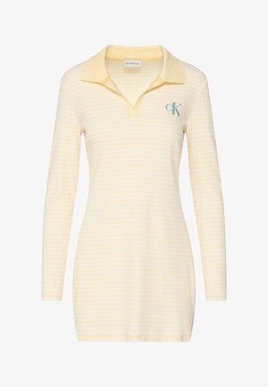 Rochie polo cu mânecă lungă, dungi galbene și albe, cu decolteu cu guler și mic logo albastru „cK” pe partea stângă a pieptului.