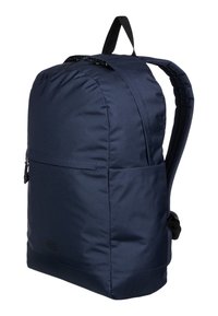 Mochila de poliéster azul marino con forma redondeada, correas ajustables, bolsillo con cremallera en la parte frontal y un sutil detalle del logo en la parte baja frontal.