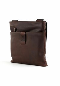 Borsa in pelle marrone con una texture liscia, tasca frontale e chiusura con gancio. Tracolla regolabile e branding discreto sul lato inferiore.