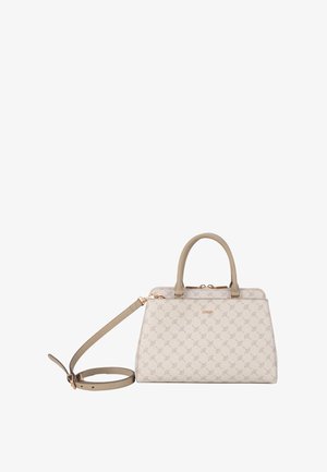 Sac à main beige avec un motif texturé, une quincaillerie dorée, deux poignées supérieures et une bandoulière réglable.