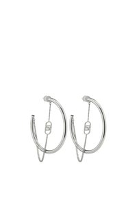 Orecchini a cerchio in argento con un dettaglio a catena, caratterizzati da un piccolo logo. Il design è aperto, mettendo in mostra una forma elegante e moderna.