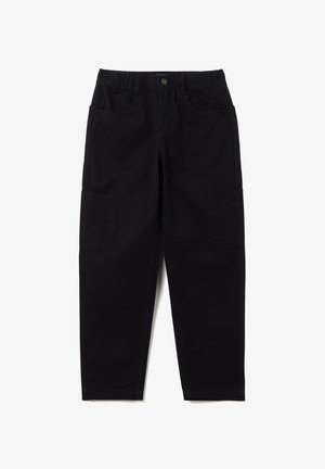 Pantalons cargo noirs en tissu doux, avec une taille élastique, un fermoir à bouton, deux poches latérales et deux grandes poches sur les cuisses.