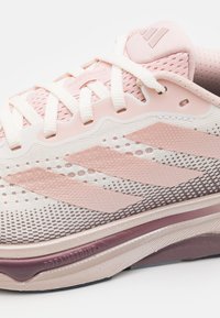 adidas Performance SUPERNOVA SOLUTION - Road running shoes - off white/sandy pink metallic/sandy pink