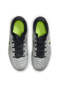 Scarpe sportive grigie con stringhe nere, una superficie testurizzata, interni verde neon e un delicato motivo in rilievo lungo i lati.