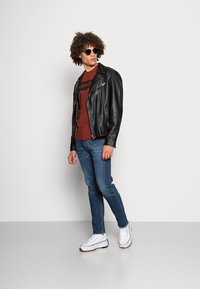 Levi's® GRAPHIC CREWNECK TEE - T-shirt estampada - fired brick