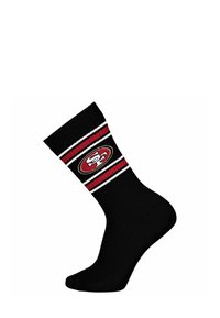 Calcetines negros con rayas rojas, blancas y negras, que presentan un logo circular con una "S" y una "F" en el centro. Textura acanalada.