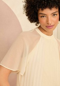Love & Roses FLUTTER - REGULAR FIT - Blúz - ivory white