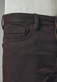 Next COMFORT STRETCH - Liibuvad teksad - dark brown