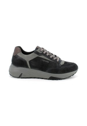 Sneaker in suede e pelle di colore grigio scuro con accenti più chiari, caratterizzati da una superficie testurizzata, punta arrotondata e un design con lacci.