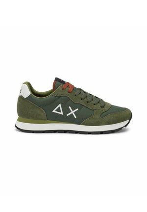 Sneaker verde in camoscio e tessuto con suola bianca, lacci rossi e verdi e simboli bianchi a triangolo e croce sul lato.