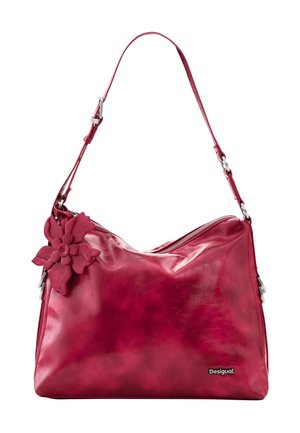 Rød skuldertaske i læder med justerbar rem, stor blomst dekor på siden, lynlås lukning og Desigual logo på fronten.