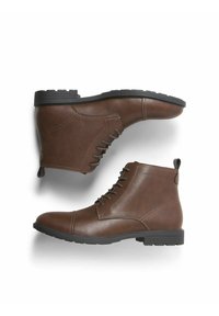 Botas de cuero marrón hasta el tobillo con puntera redonda, parte delantera con cordones, superficie texturizada y suela de goma negra con un patrón de tracción.