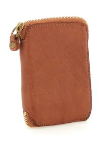 Portafoglio in pelle marrone con zip in ottone e angoli arrotondati, in posizione verticale su uno sfondo bianco.