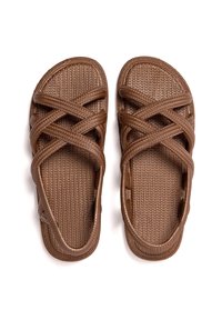 Sandalias de goma marrones con un patrón tejido texturizado, que presentan correas entrelazadas y un diseño de punta abierta.