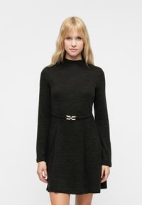 Must mustaigane kleit kõrge kaelusega, millel on õhkuvat vööd ja metallsed detailid vöö peal. Silky tekstuur.