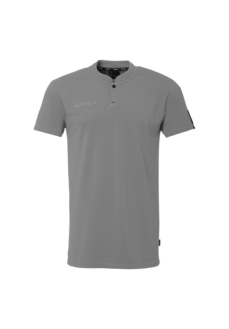Grå kortærmet polo-shirt med stående krave, der har en knaplukning og en broderet 'Kempa'-logo på brystet. Glat tekstur.