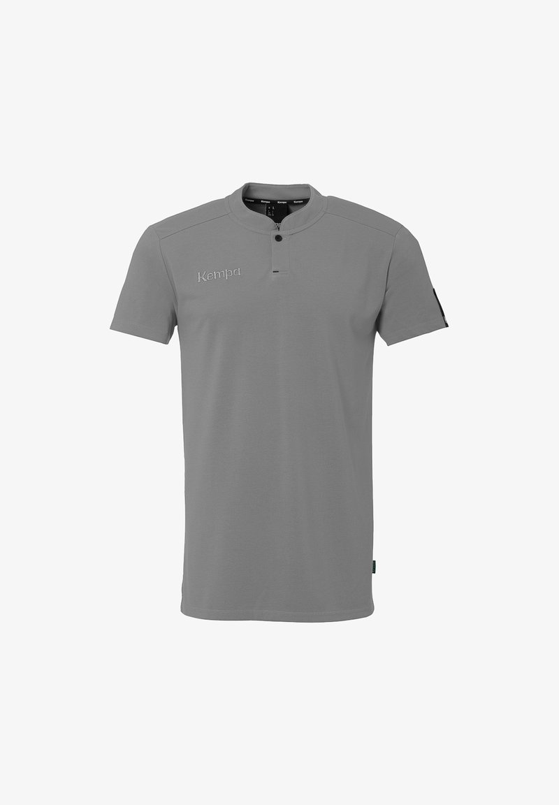 Grå kortærmet polo-shirt med stående krave, der har en knaplukning og en broderet 'Kempa'-logo på brystet. Glat tekstur.