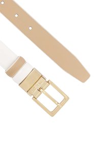 Cinturón de cuero blanco con una hebilla rectangular dorada y acentos en beige. Textura suave, extremo afinado y agujeros espaciados uniformemente a lo largo de la correa.