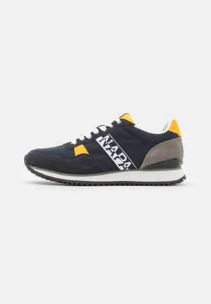 Sneaker navy e grigi con materiali scamosciati e sintetici. Presentano lacci bianchi, un accento giallo e un logo laterale. Suola in gomma.