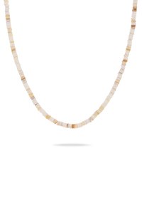 Kralenketting met kleine, onregelmatige doorzichtige kralen in tinten van room en lichtbeige, gerangschikt in een uniform patroon.