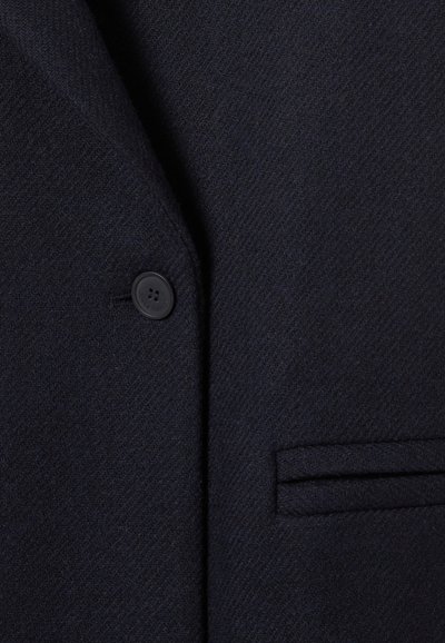 Blazer in misto lana blu navy con superficie testurizzata, dotato di chiusura con un singolo bottone nero e una piccola tasca sul davanti.